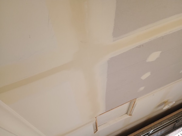 A ceiling with the plaster joins set and sanded ready for paint