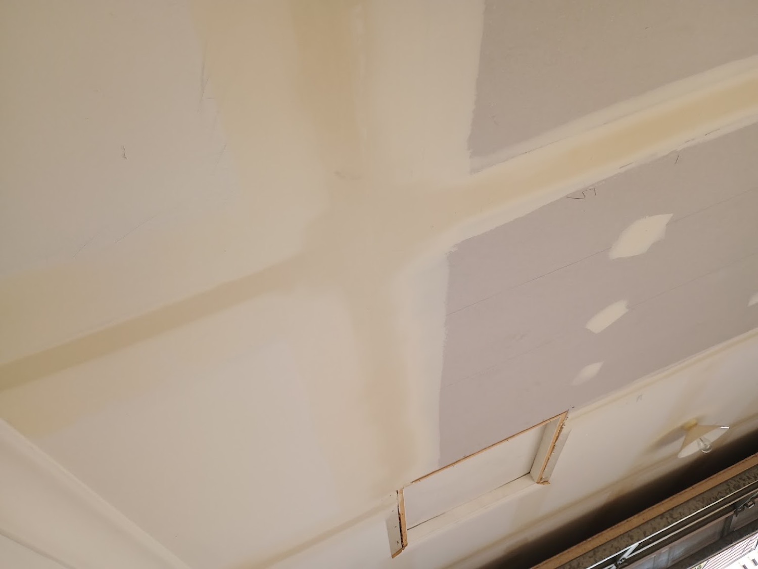 A ceiling with the plaster joins set and sanded ready for paint