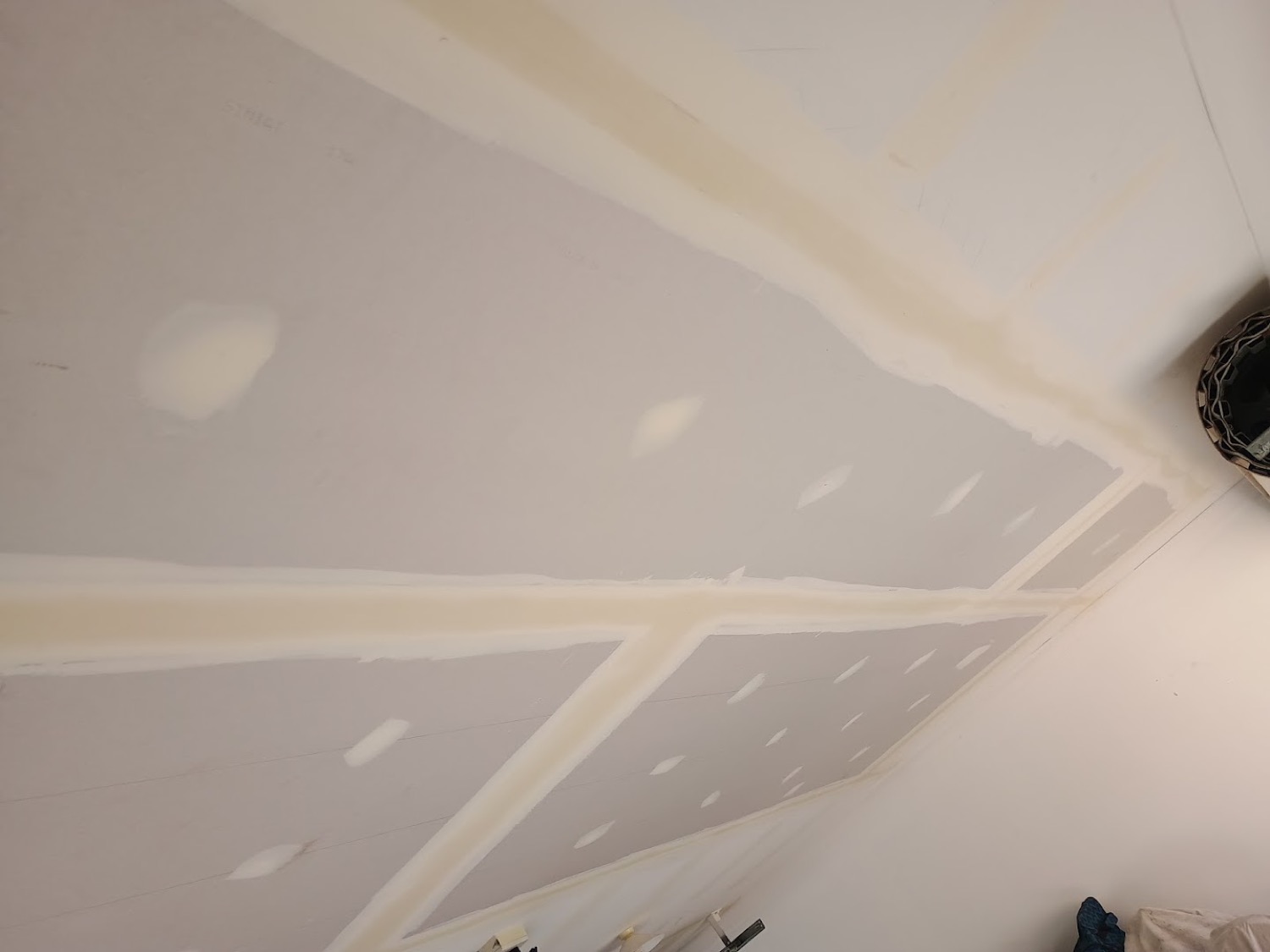 A ceiling with the plaster joins set in long straight lines